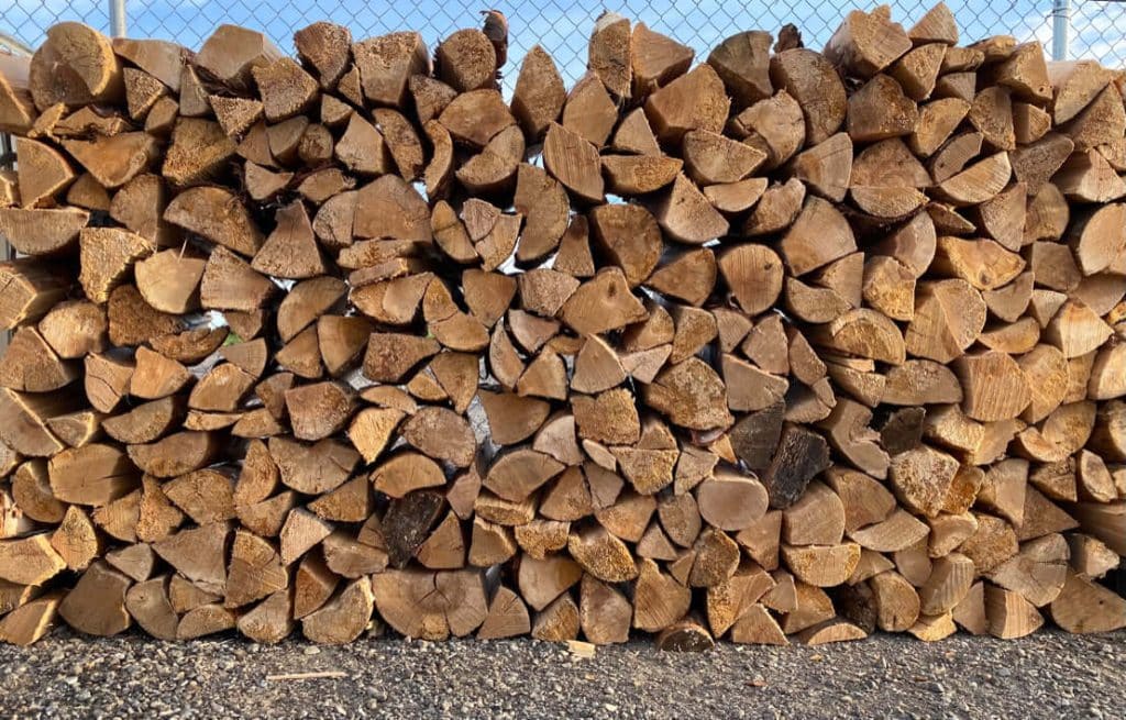 bois de chauffage empilé