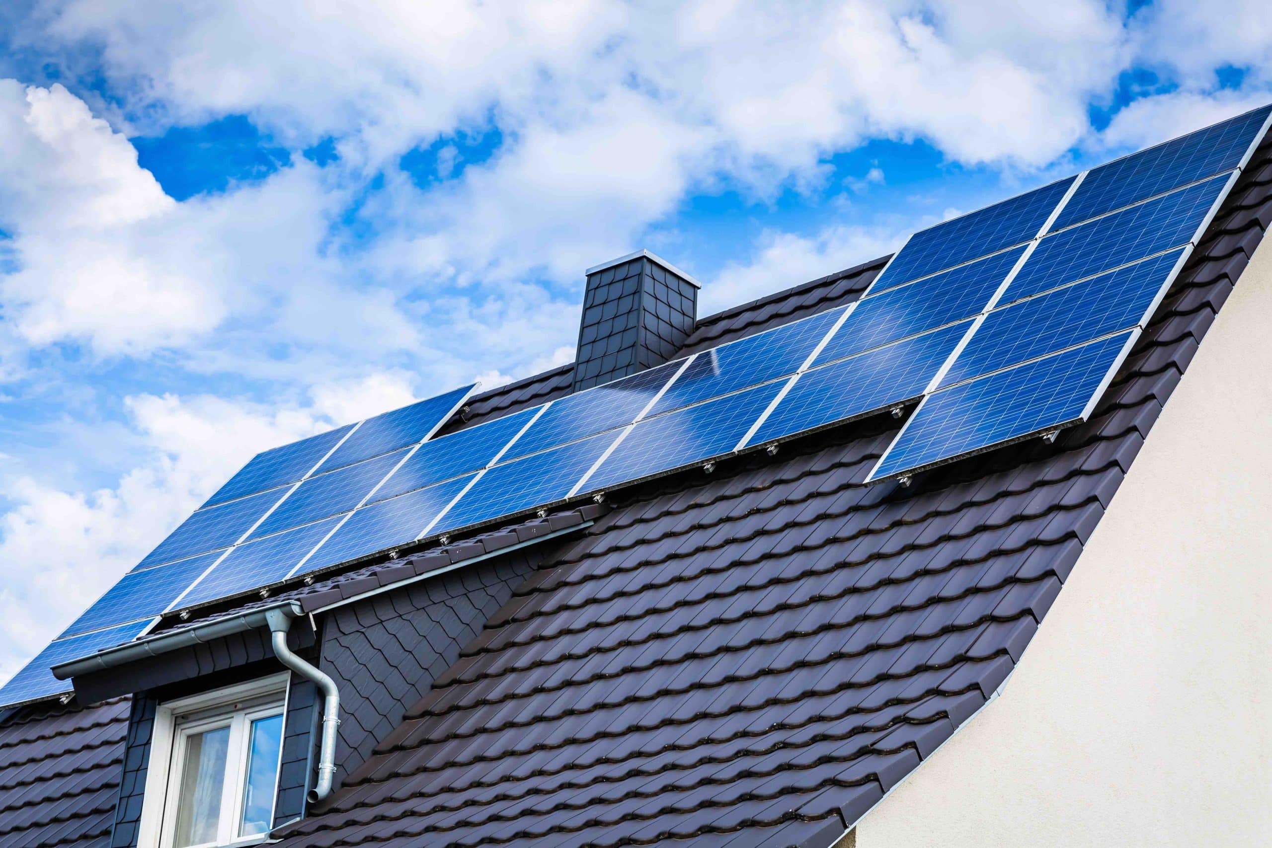 Comment entretenir vos panneaux solaires en Normandie pour maximiser leur durée de vie