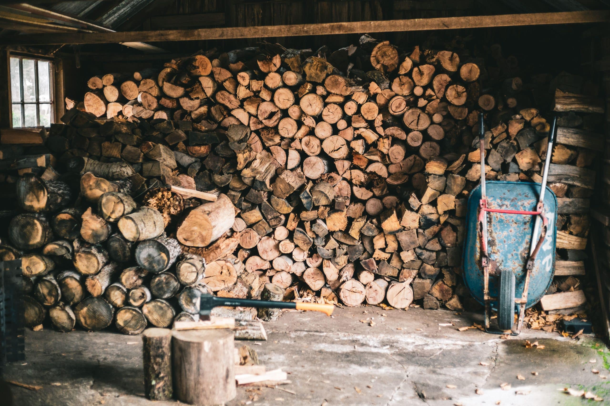Comment protéger efficacement votre bois de chauffage de l’humidité jusqu’à l’hiver