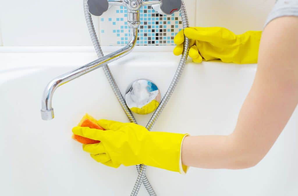 nettoyage d'une salle de bain au vinaigre blanc