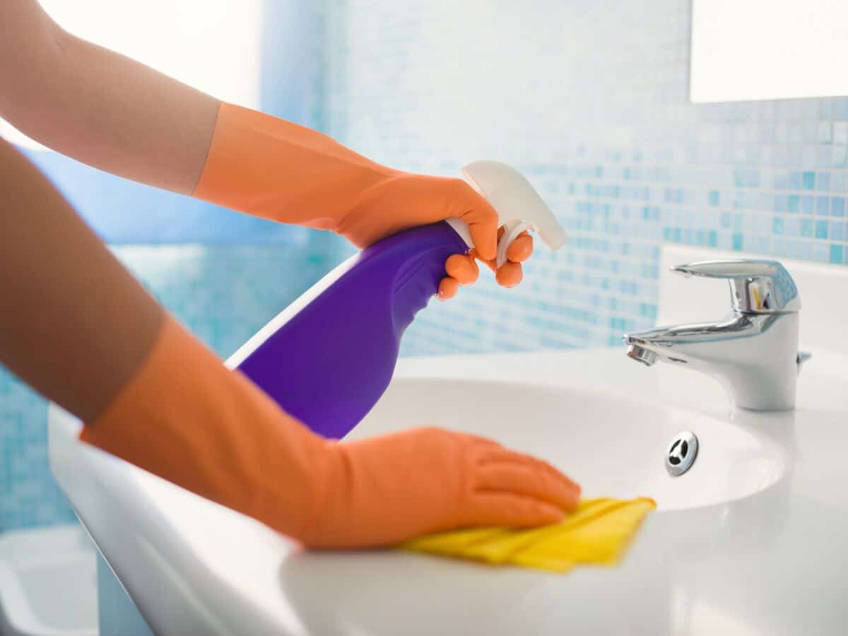 voici l'astuce secrète des hôtels pour une salle de bains impeccable et qui sent bon