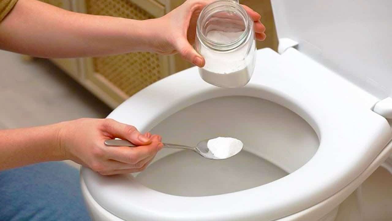 voici pourquoi il faut mettre du gros sel dans les toilettes tous les soirs