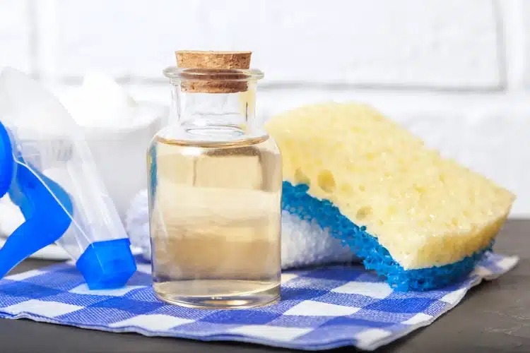 bol de vinaigre blanc et de liquide vaisselle