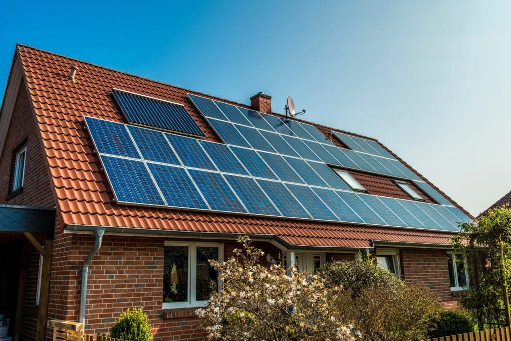 maison avec panneaux solaires