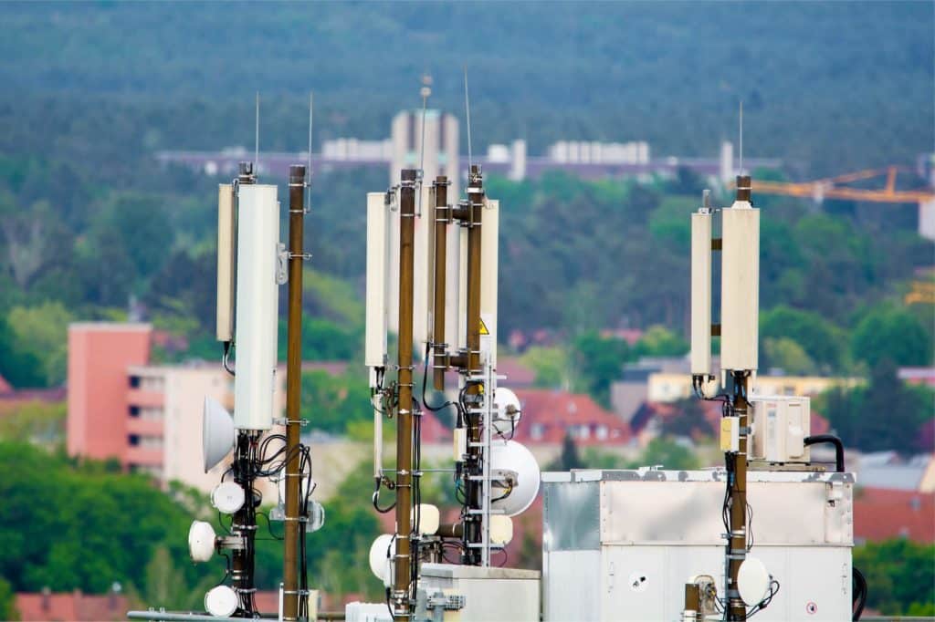 antennes relais sur un toit