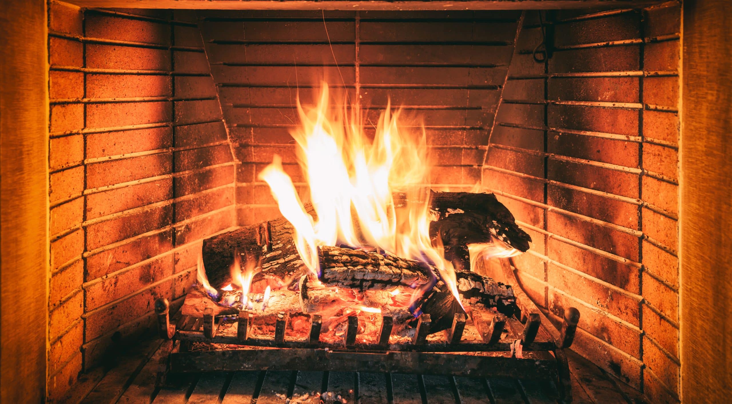 Ce geste simple que personne ne fait avant d'allumer son feu pourrait doubler l’efficacité de votre bois de chauffage