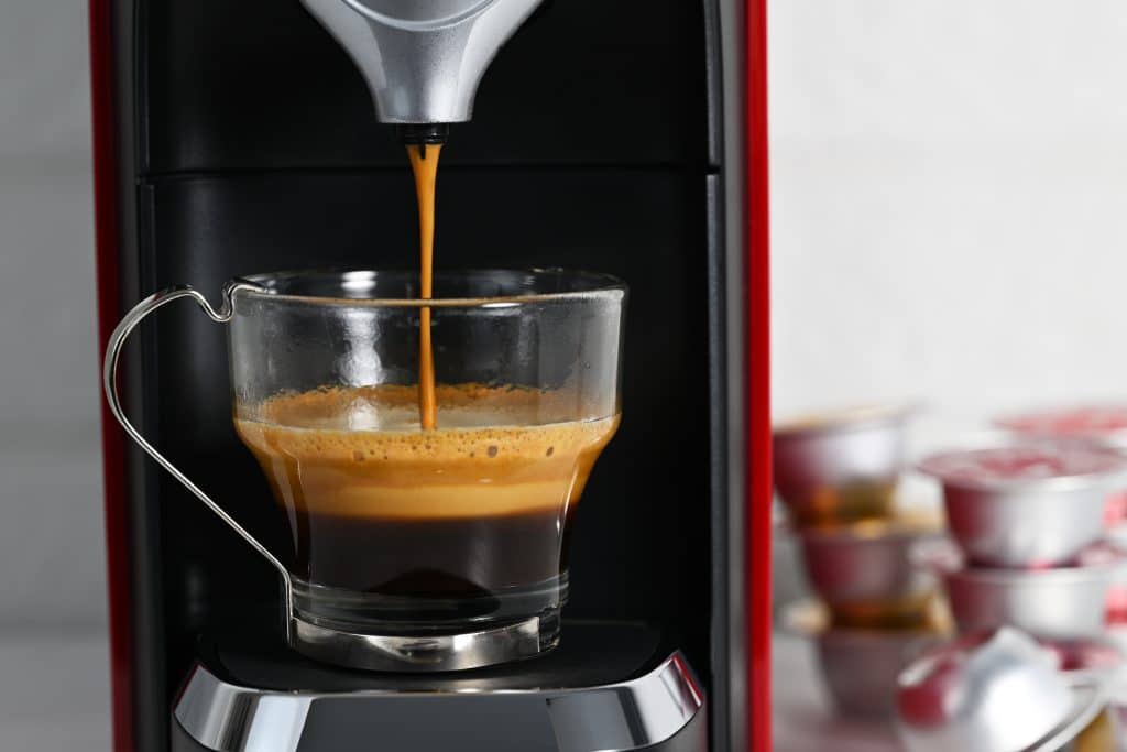 Machine à expresso faisant du café