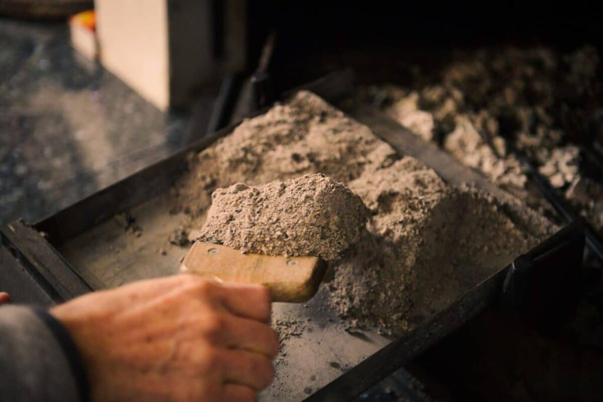 ne jetez plus vos cendres de bois, voici un moyen peu connu et écologique de les réutiliser