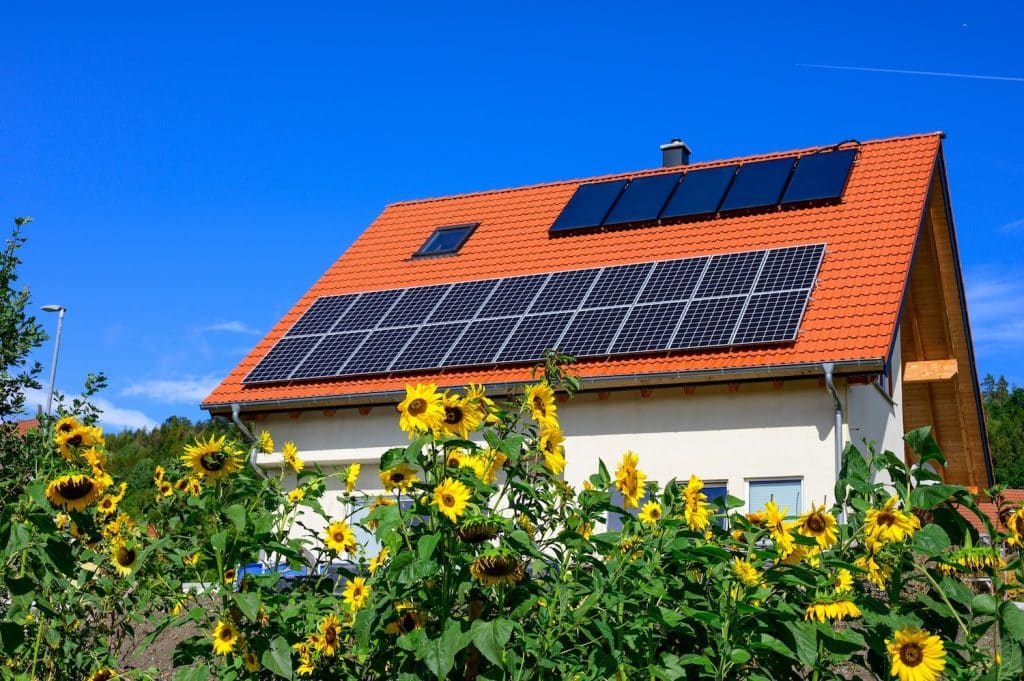 Panneaux solaires sur le toit d'une maison