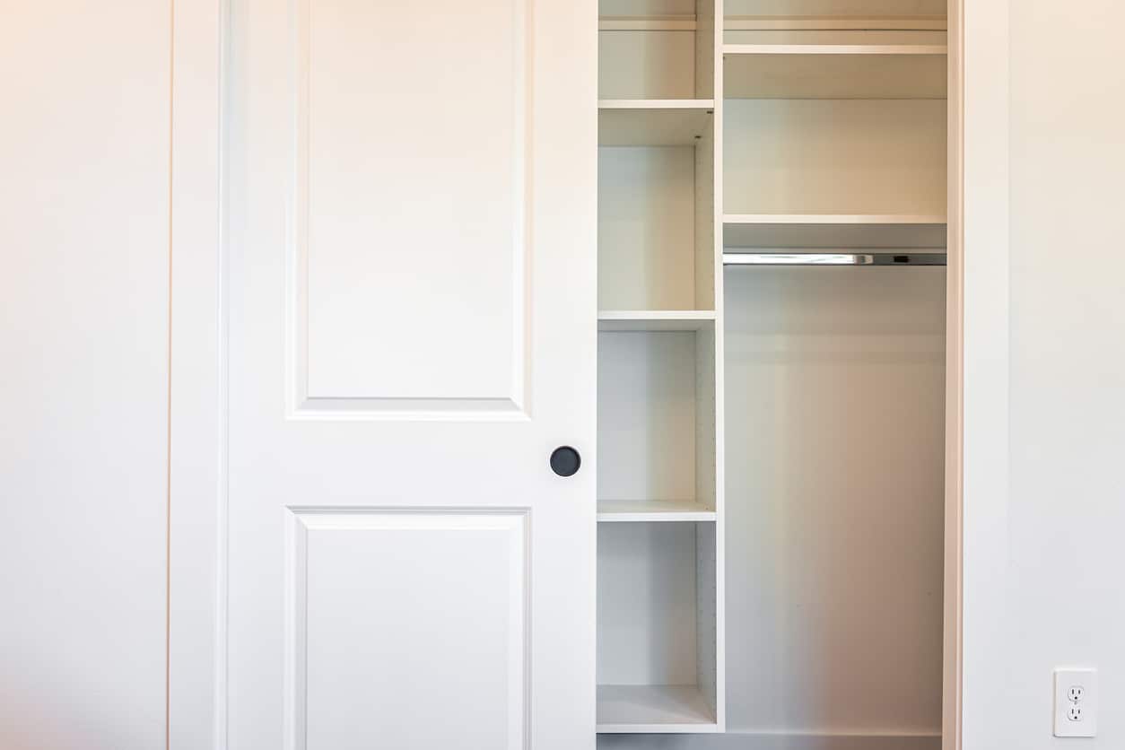 placards coulissants ou battants quel modèle choisir pour votre intérieur