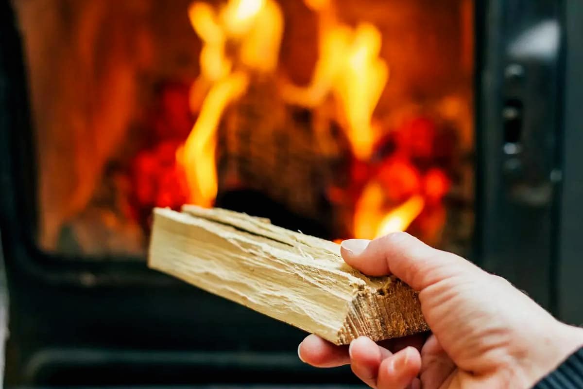 poêle à bois les 5 inconvénients de la bûche de ramonage que les vendeurs se gardent bien de mentionner
