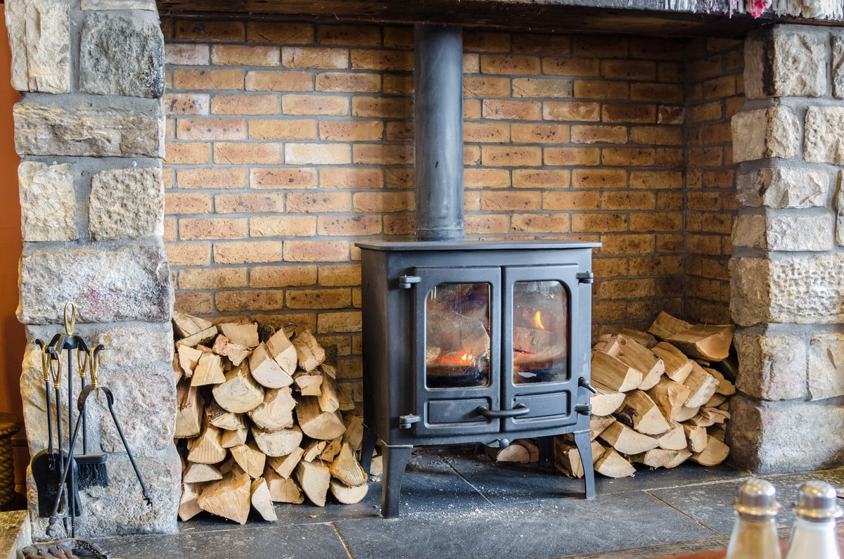 poêle à bois placez cet objet près du bois dès maintenant pour augmenter son efficacité et faire des économies