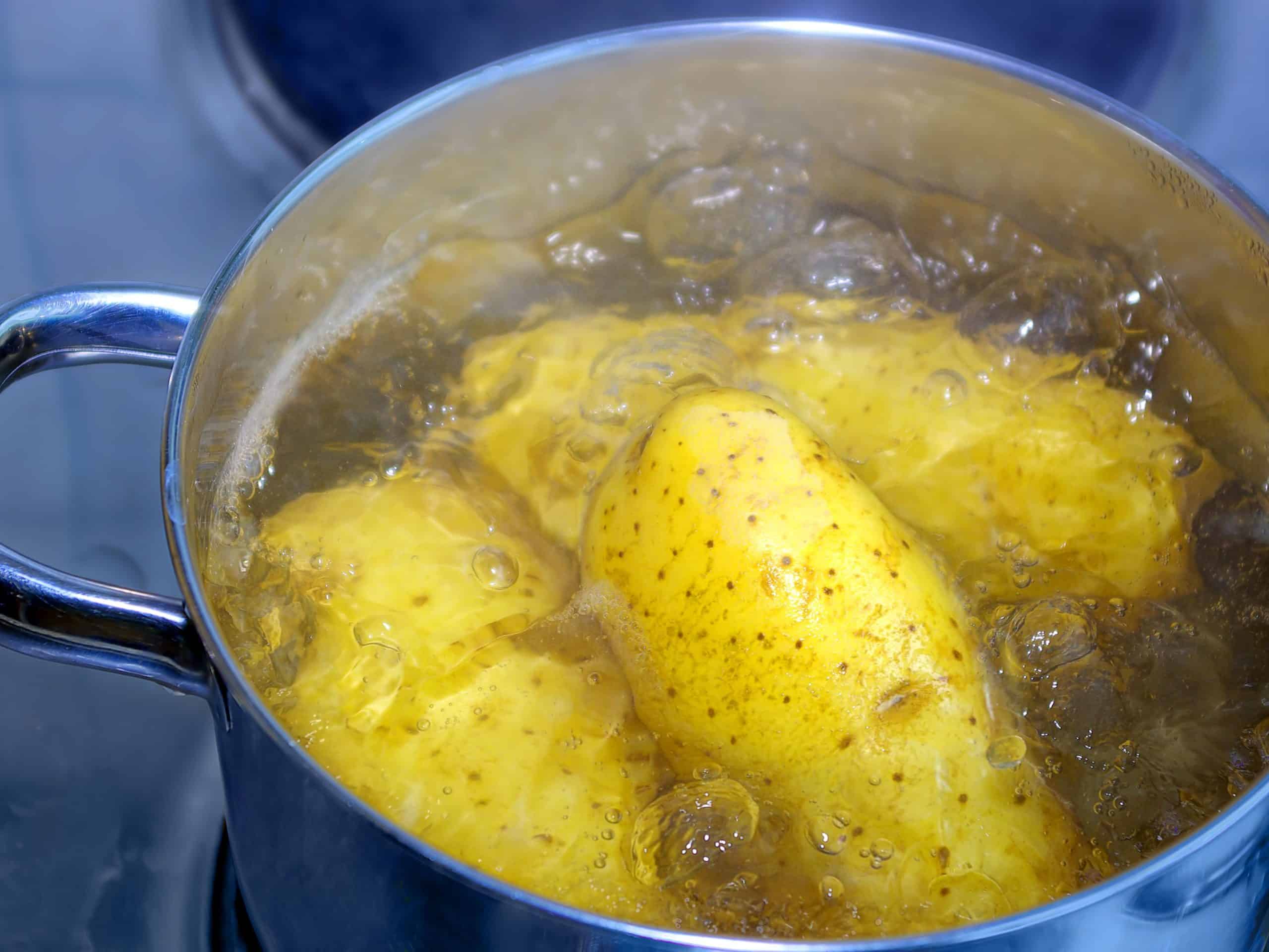 pourquoi vous ne devriez jamais jeter l’eau de cuisson des pommes de terre votre maison vous remerciera