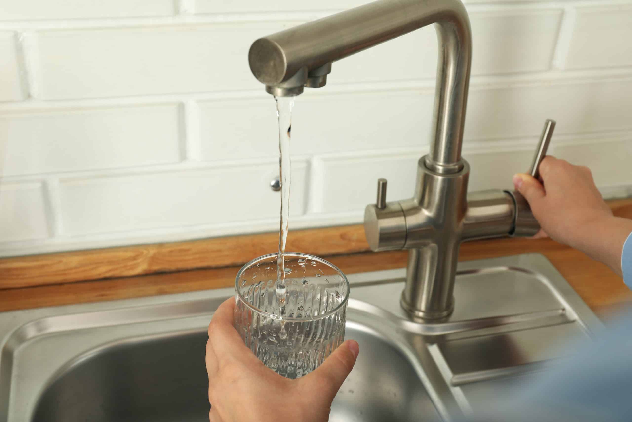 Voici la ville française où l’eau du robinet est la plus polluée selon une étude, ne la buvez surtout pas