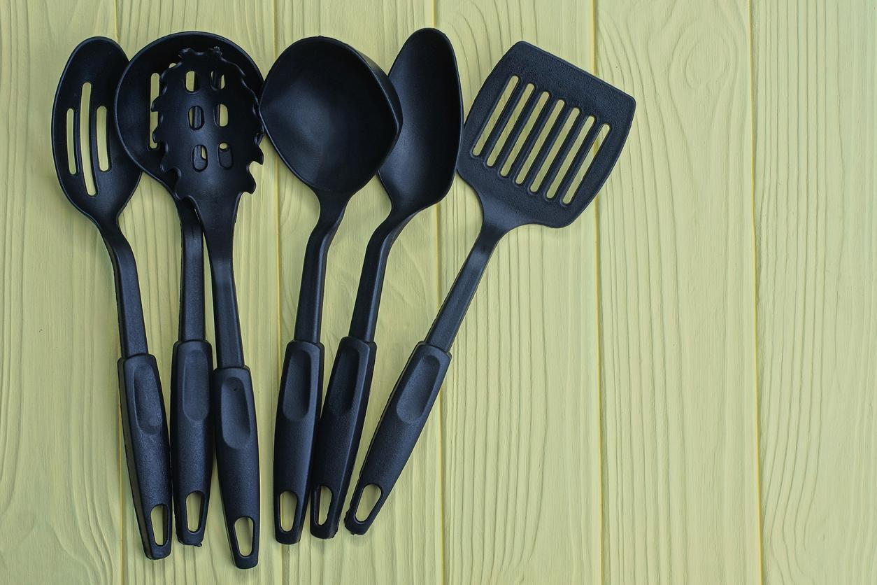 vous avez du plastique noir chez vous une étude vient de tomber il faut s’en débarrasser, et vite