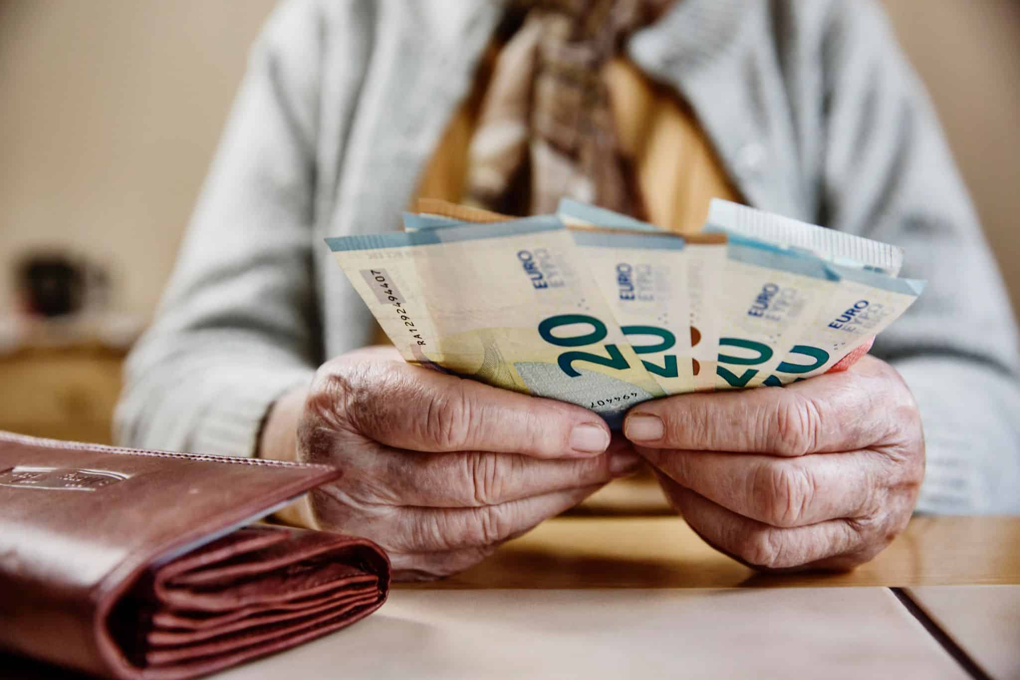 1955€ par mois pour les plus de 60 ans voici comment bénéficier de cette aide sans condition de ressources