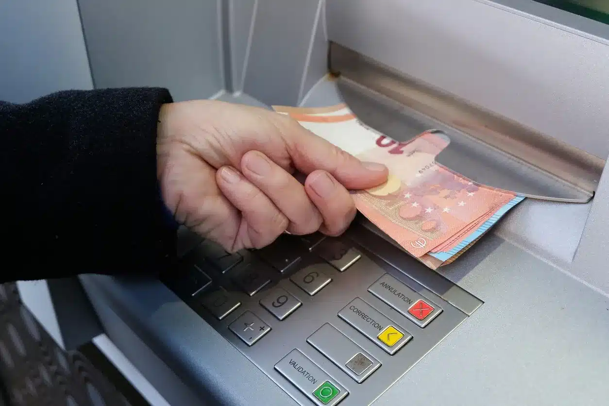cette astuce méconnue permet de retirer de l'argent au distributeur sans carte bancaire