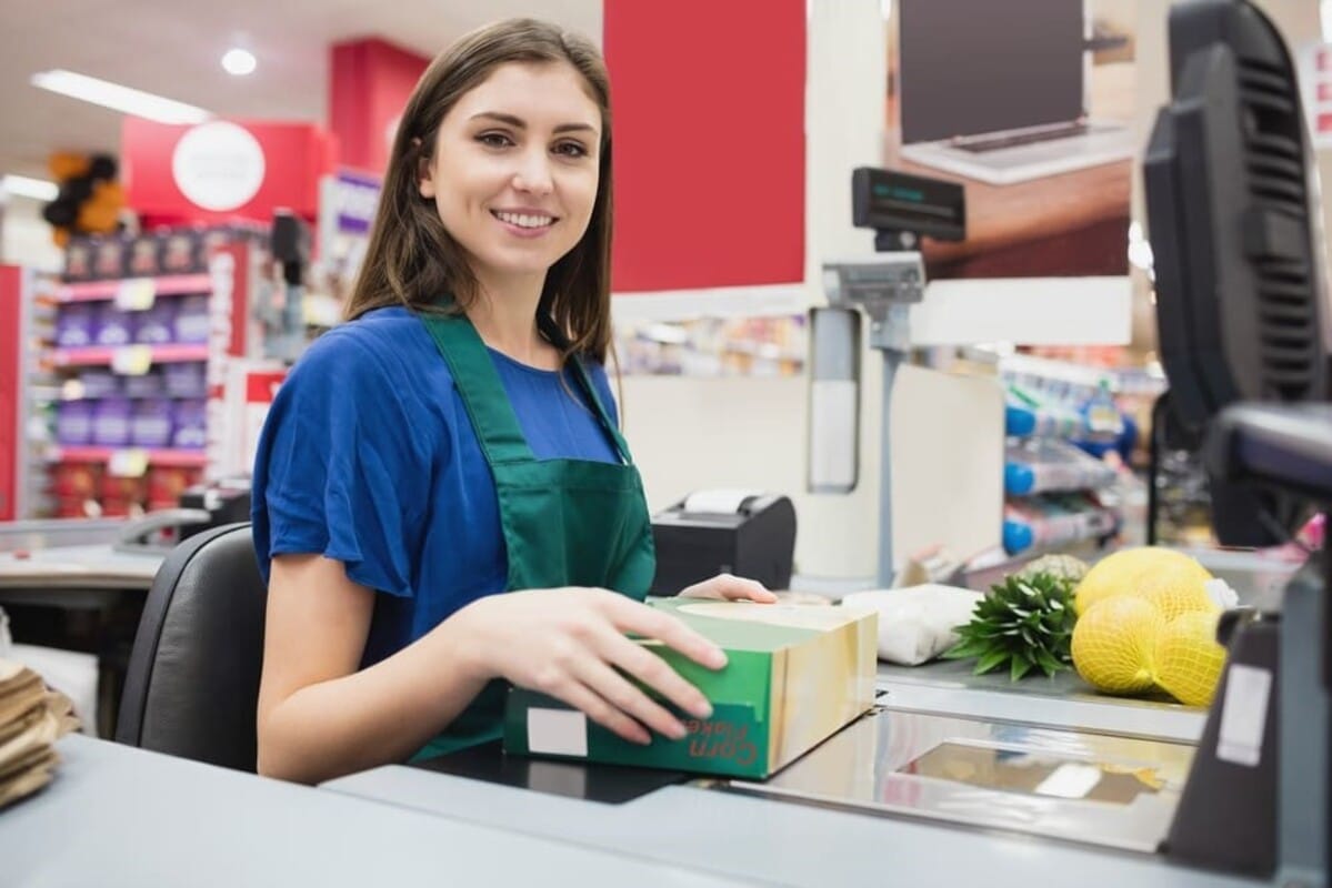 je suis caissière en supermarché, voici combien je gagne par mois