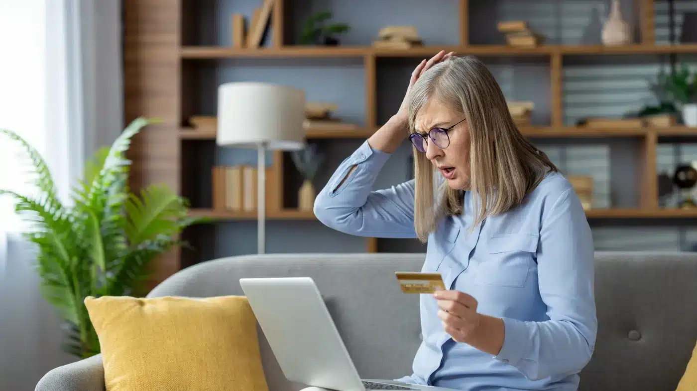 les seniors ciblés par une nouvelle arnaque aux cartes bancaires voici comment l’éviter