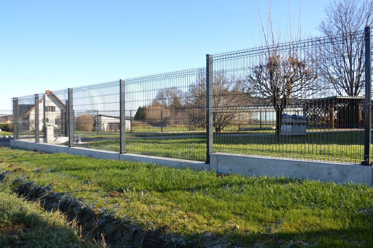 quel est le tarif de pose d'une clôture rigide avec soubassement béton
