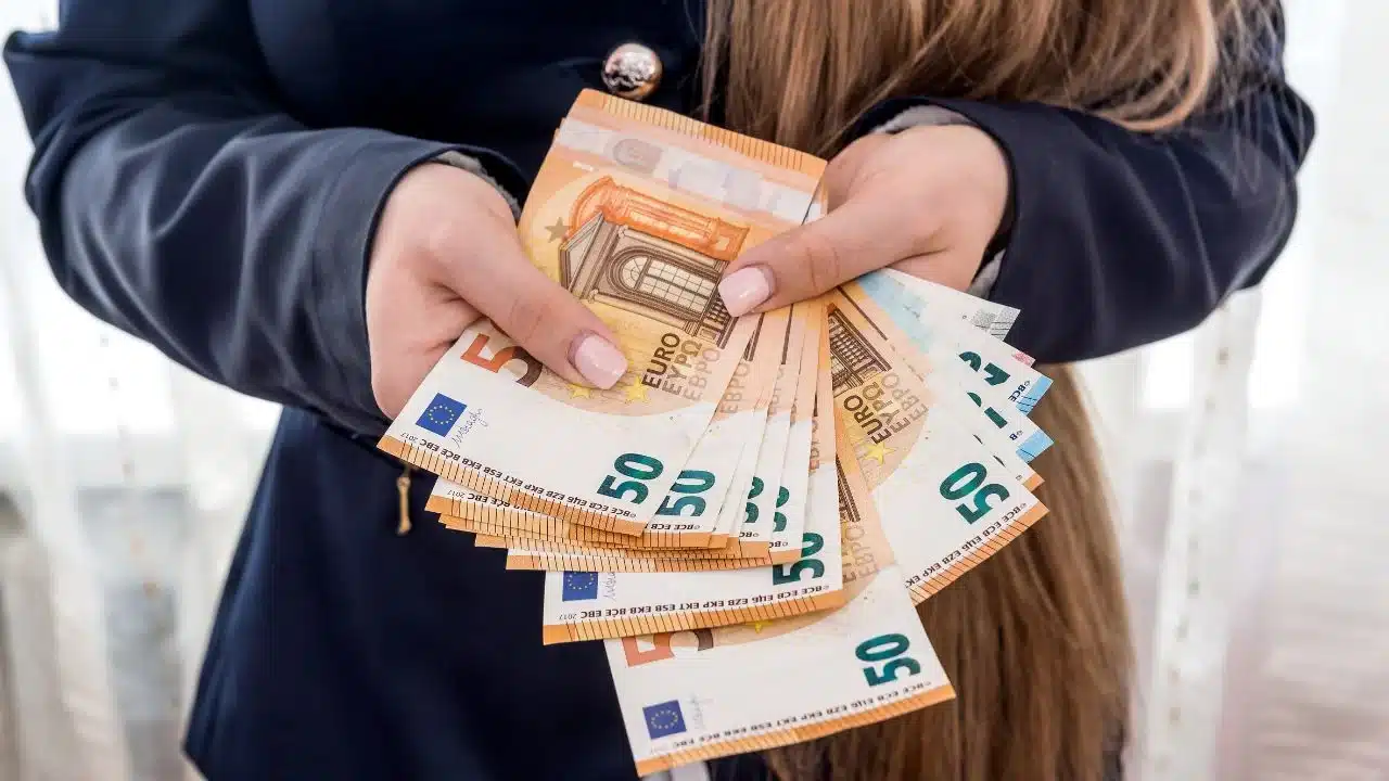 voici le salaire mensuel qui sépare les riches des pauvres en france, selon l’insee