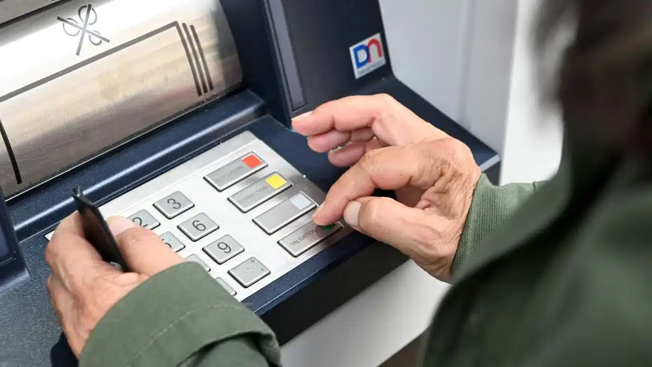 cette banque française renommée ferme définitivement, des milliers de clients concernés