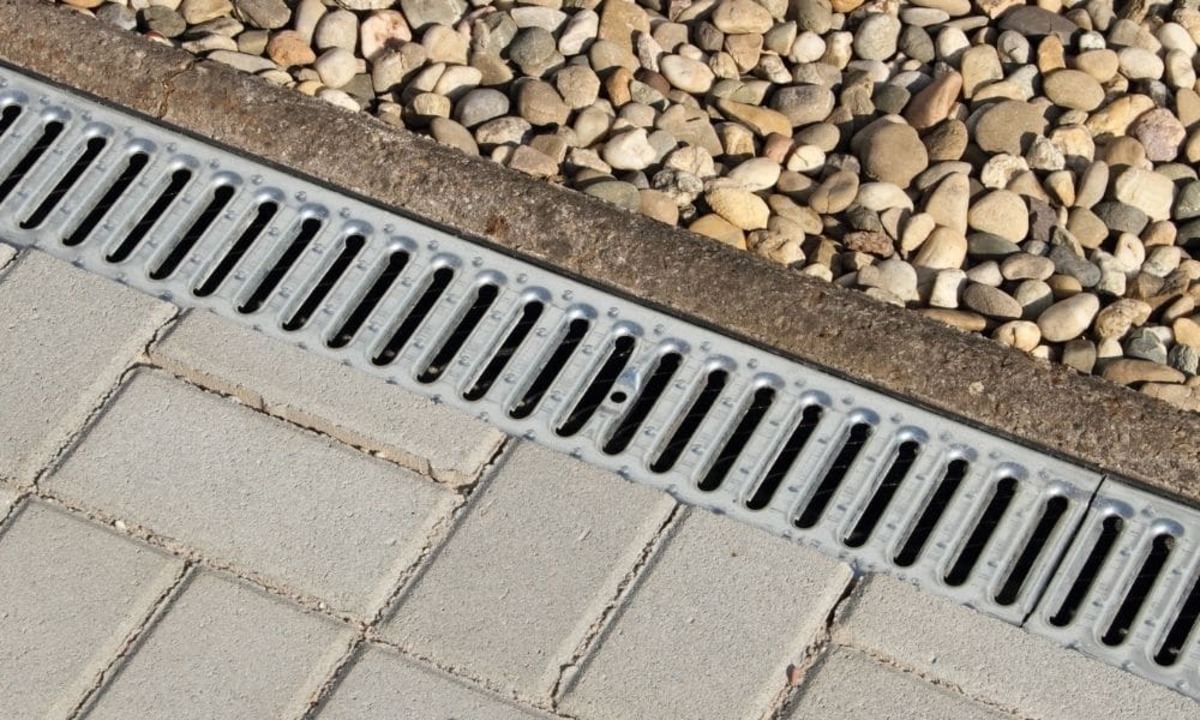 les avantages des caniveaux de drainage pour une maison en zone pluvieuse