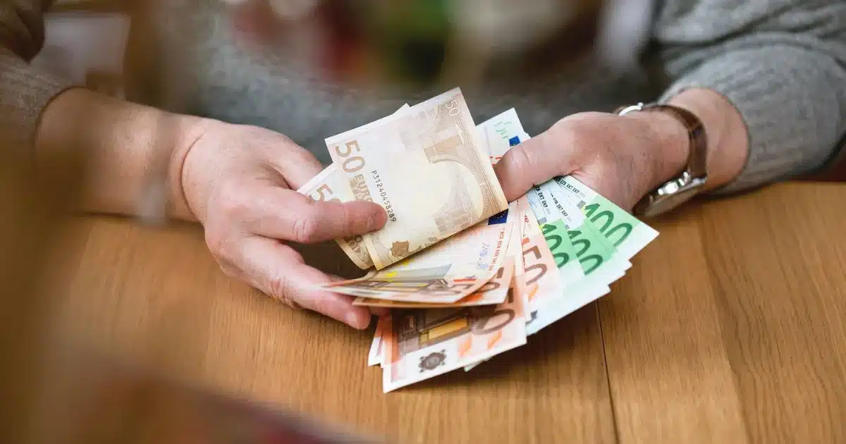 salaire ou aides sociales, voici ce qui rapporte vraiment le plus, selon un expert