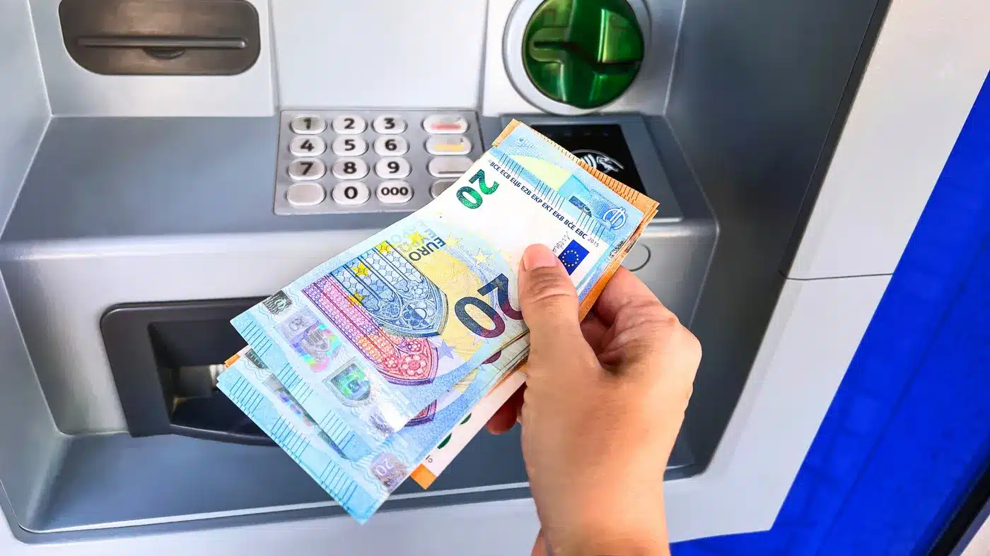 une banque française emblématique ferme ses portes en 2025, des milliers de clients impactés