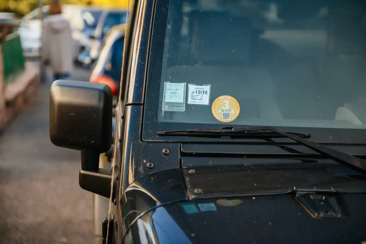 automobilistes voici les vignettes à avoir obligatoirement sur son pare brise en 2025