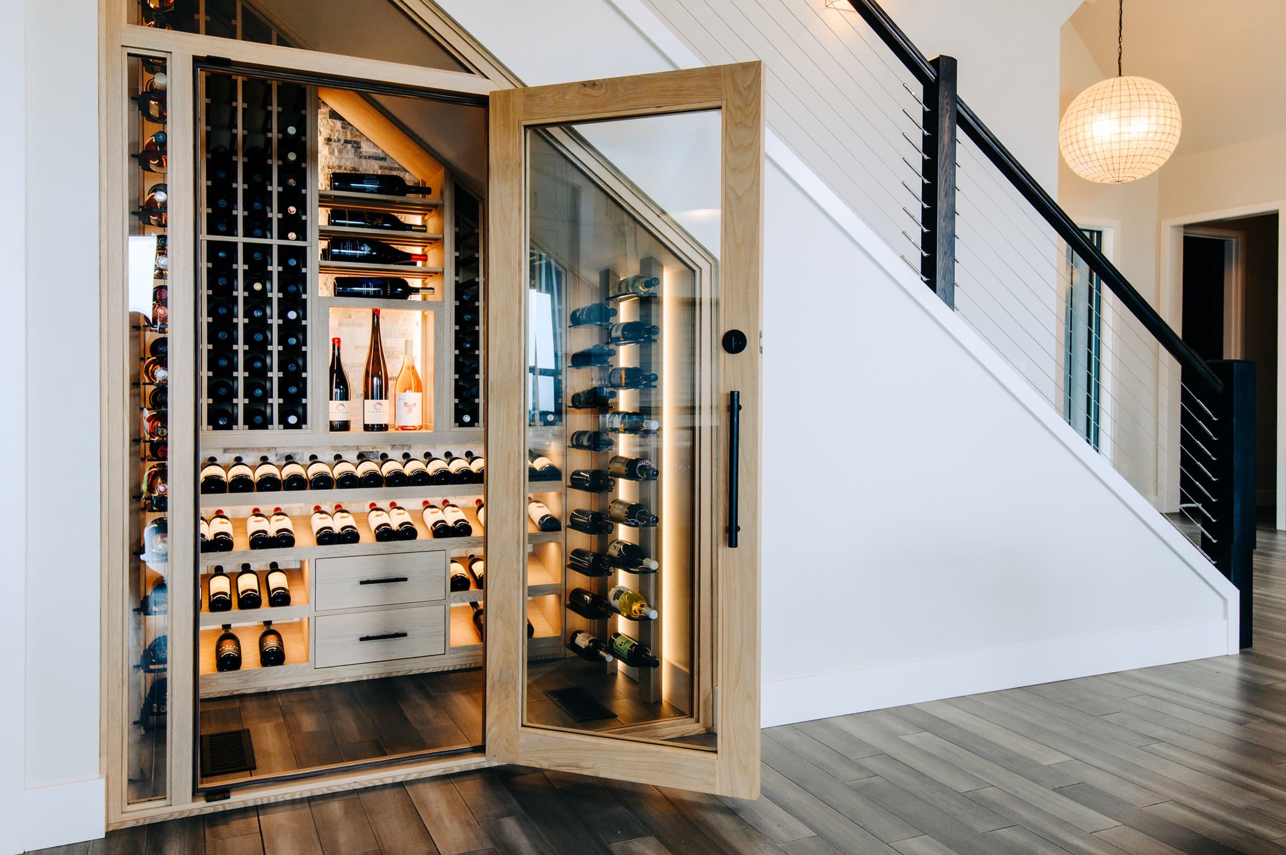 comment aménager une cave à vin sous un escalier