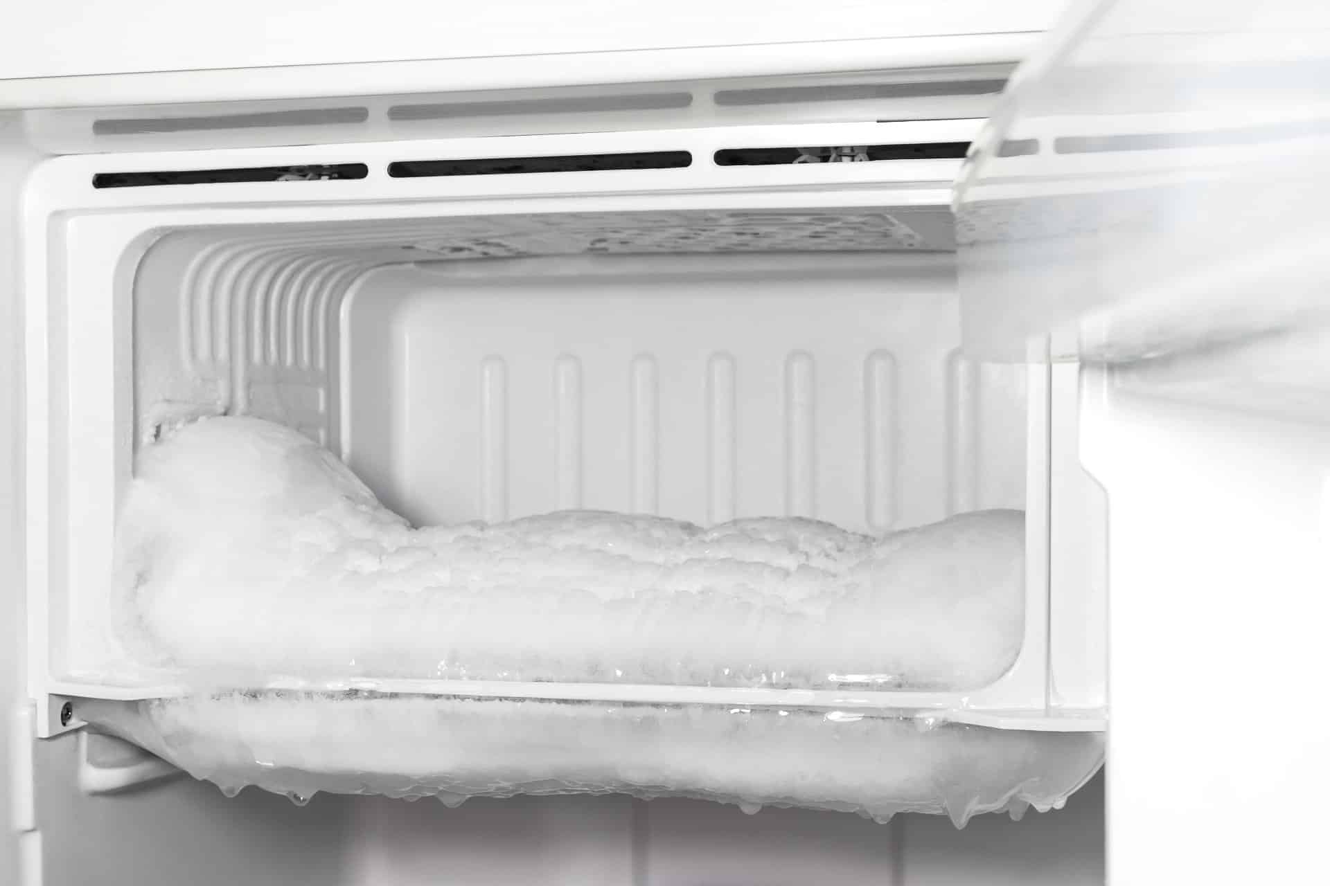 congélateur cette astuce méconnue permet d'éliminer la glace en un rien de temps