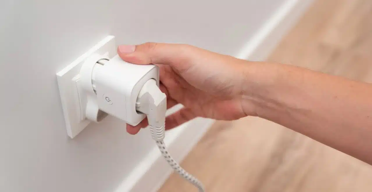 grâce à cette prise ikea à 7€, vous allez économiser sur votre facture d’électricité (et protéger votre maison des cambrioleurs)