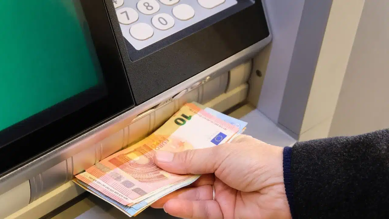 une banque française emblématique ferme ses portes en 2025, 700 000 clients impactés