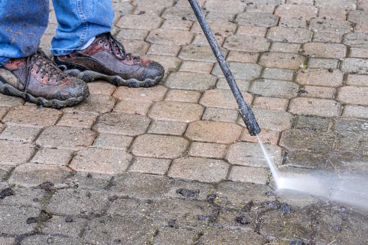 Comment nettoyer mon pavé autobloquant en 7 étapes simples