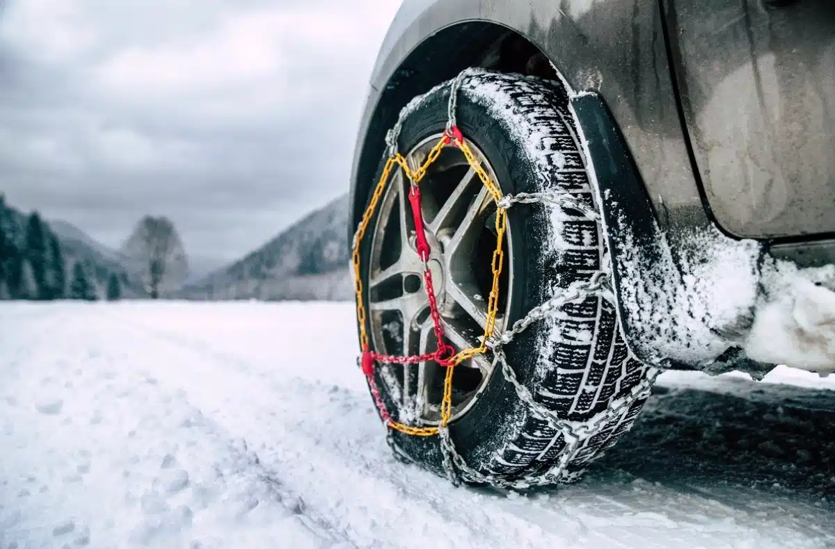 adieu les chaines et les chaussettes cette invention permet de rouler sur la neige en 60 secondes