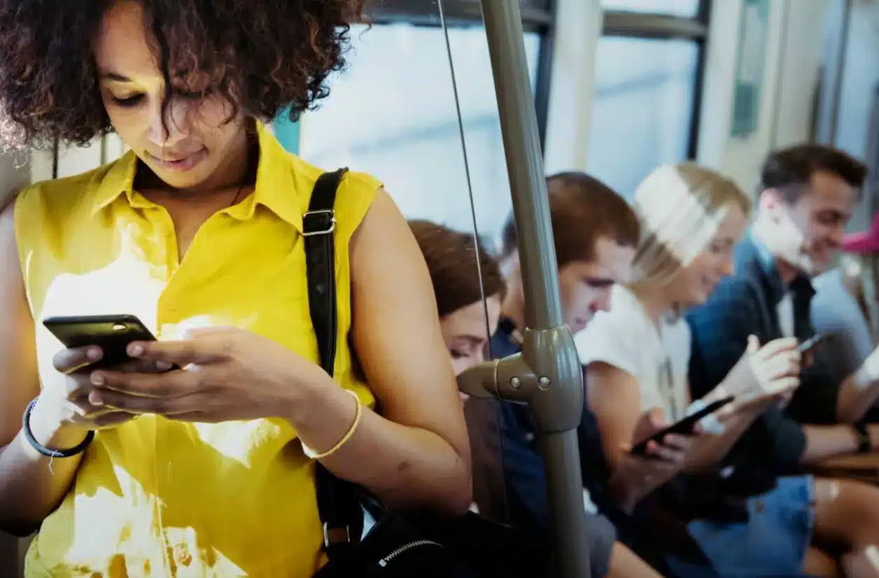 astrologie ces 2 signes sont les plus accros à leur smartphone et ont besoin d'une détox digitale urgente
