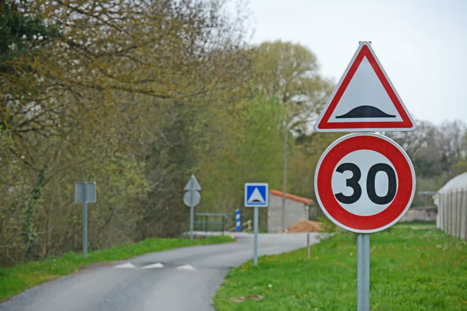 bientôt la fin des ralentisseurs en france en 2025, cette nouvelle décision va ravir les automobilistes