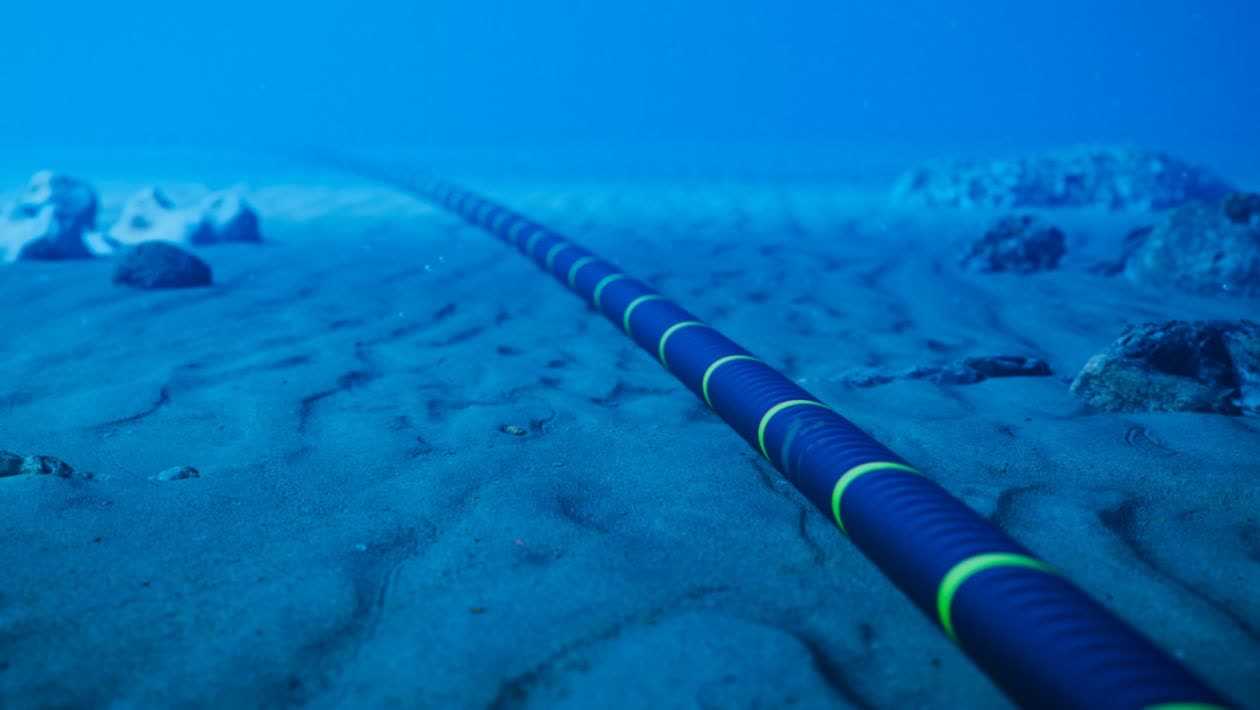 ce robot chinois pose des câbles à 11 000 m de profondeur sous les mers, et inquiète les scientifiques