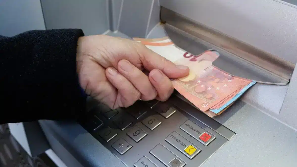 c'est officiel, cette banque française va fermer plus de 40 agences voici les départements concernés