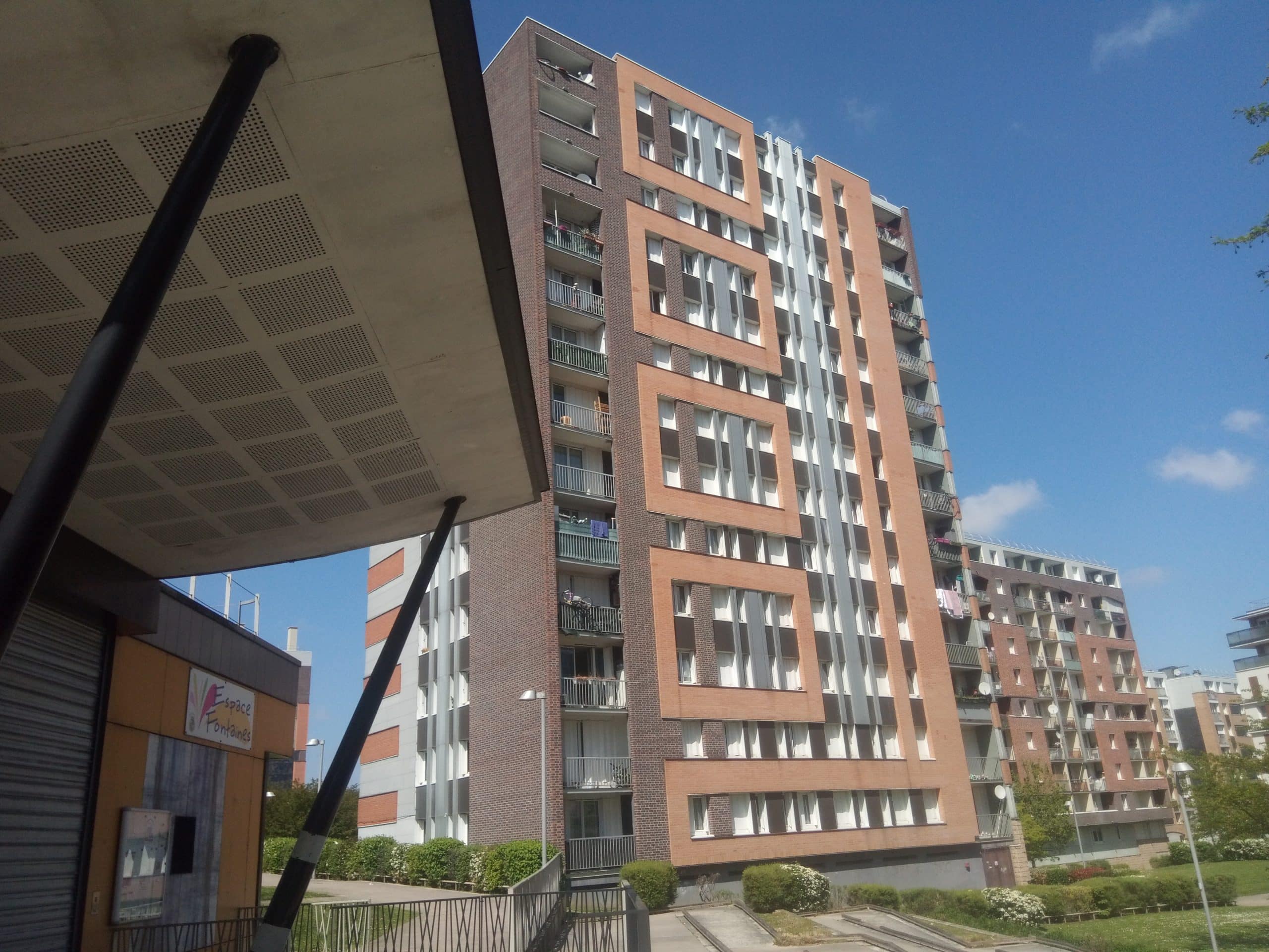 expulsés de leur logement hlm, ils dorment assis dans leur renault scénic on a mal aux reins
