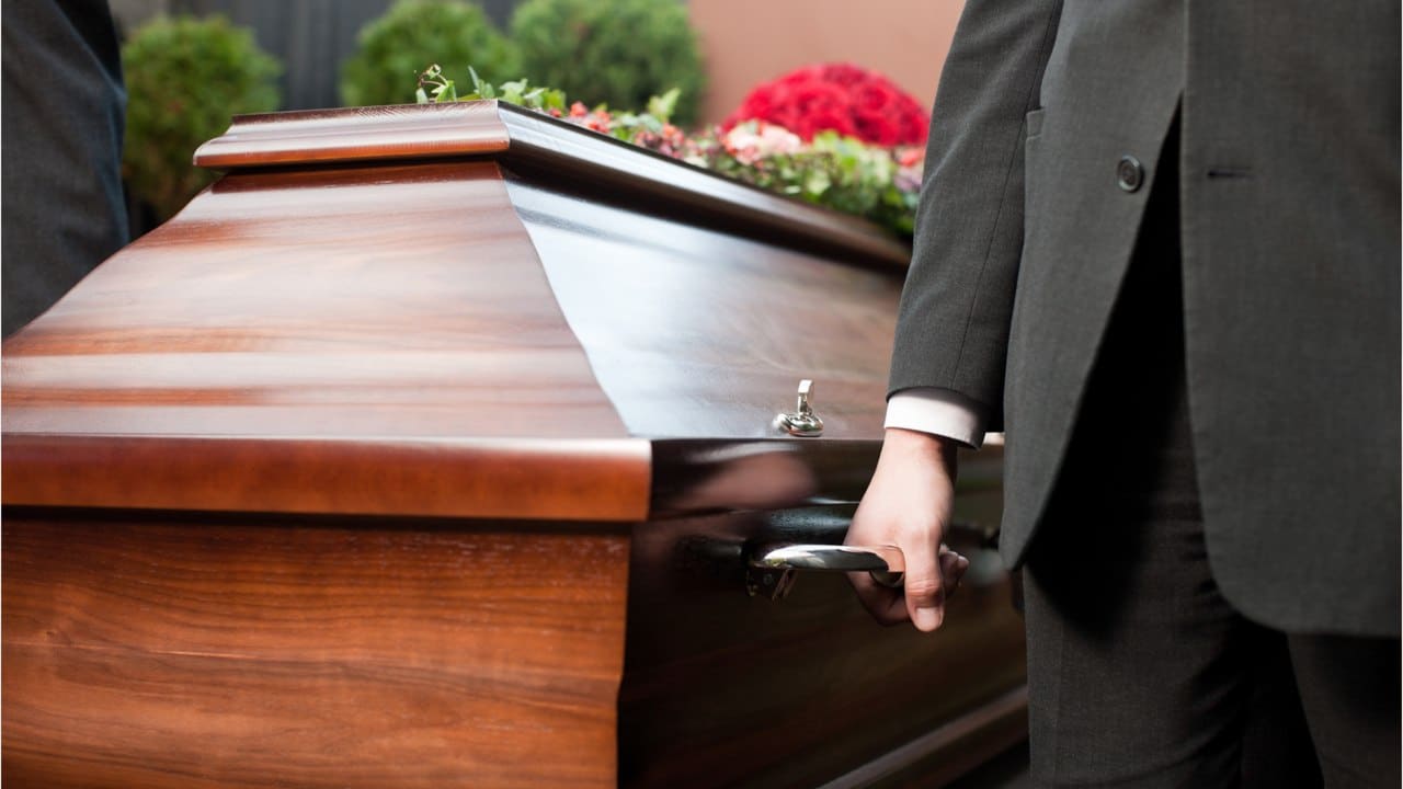 « insolite », déclaré mort à cause d’une erreur administrative, il est licencié sur le champ