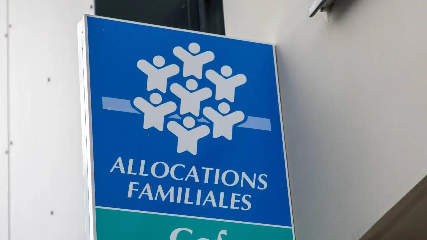 la nouvelle est tombée il ne sera désormais plus possible d’accéder aux allocations familiales au delà de cette somme en 2025