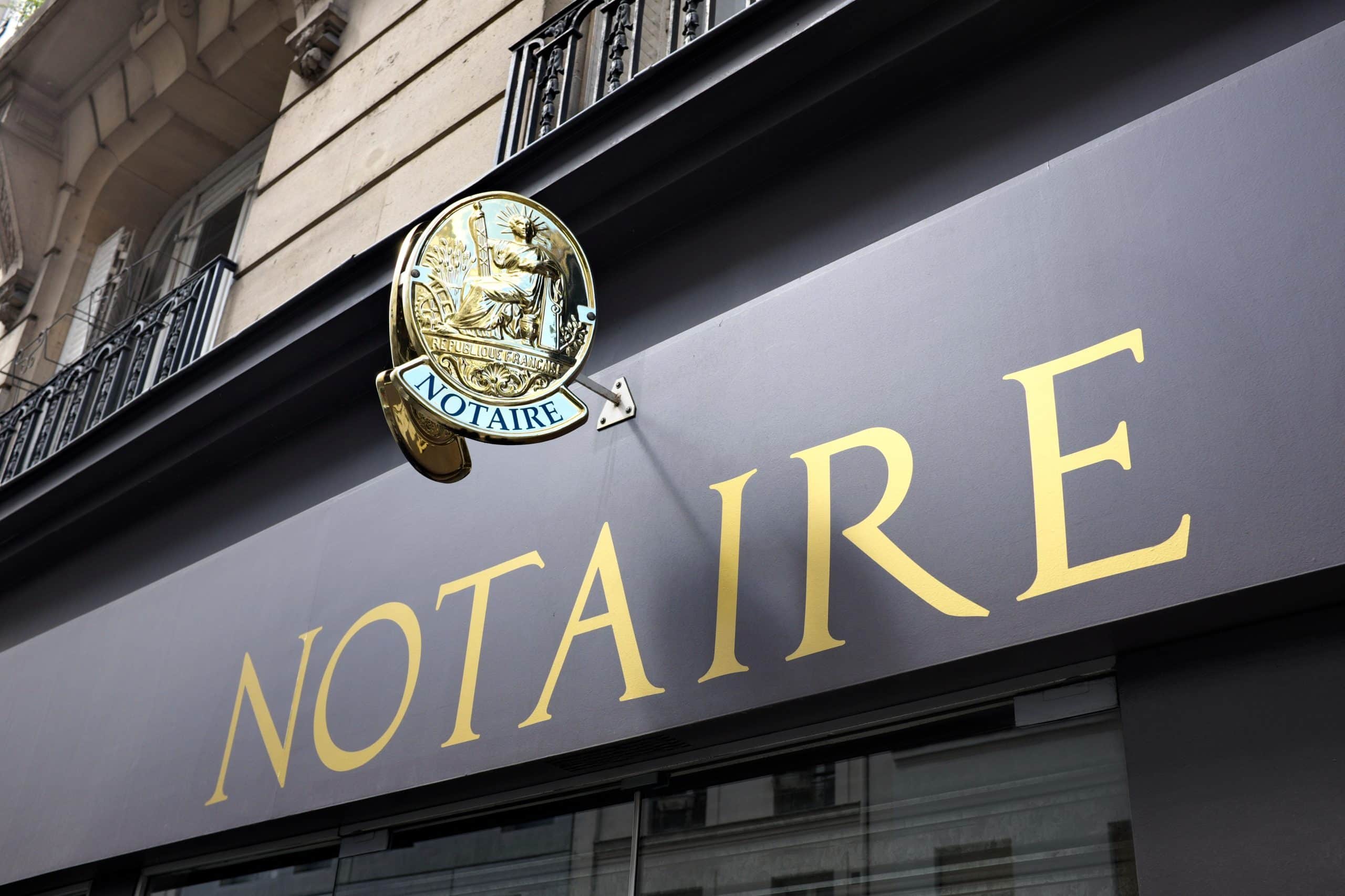 plaque de notaire, enseigne sur rue