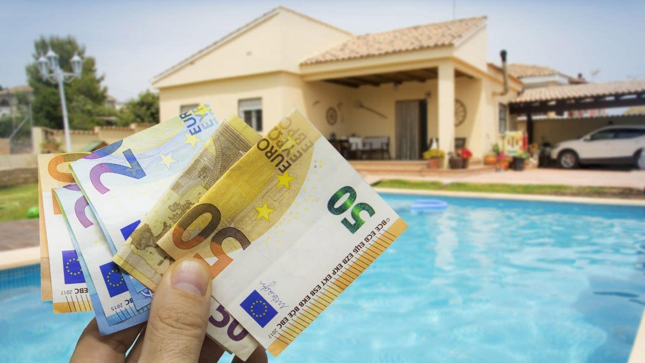 la nouvelle est tombée les impôts des propriétaires de piscine vont augmenter cette année, voici de combien