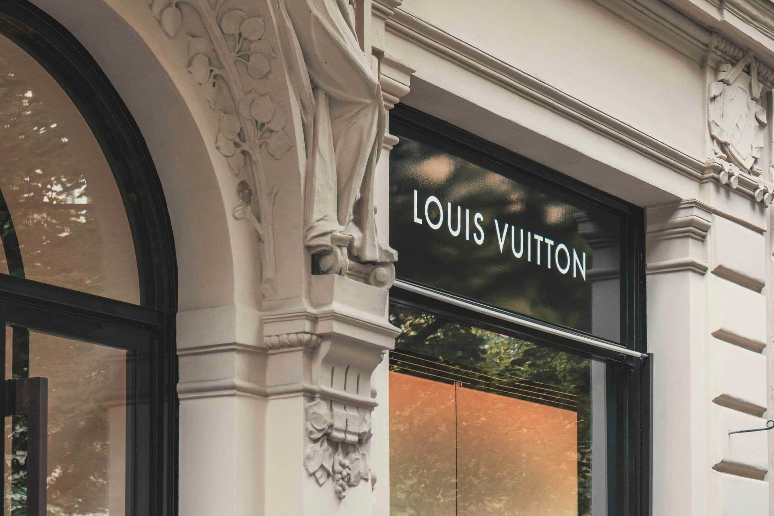 louis vuitton dévoile un sac en forme de homard…. le prix est exorbitant et fait débat