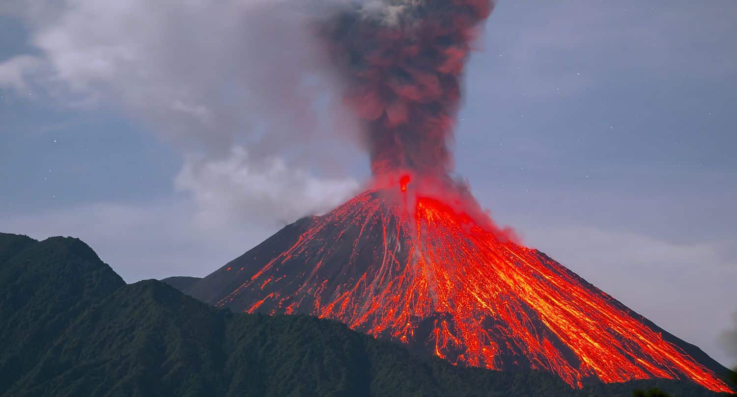 plus de 1000 éruptions en 21 jours pour ce volcan qui inquiète fortement les vulcanologues du monde entier