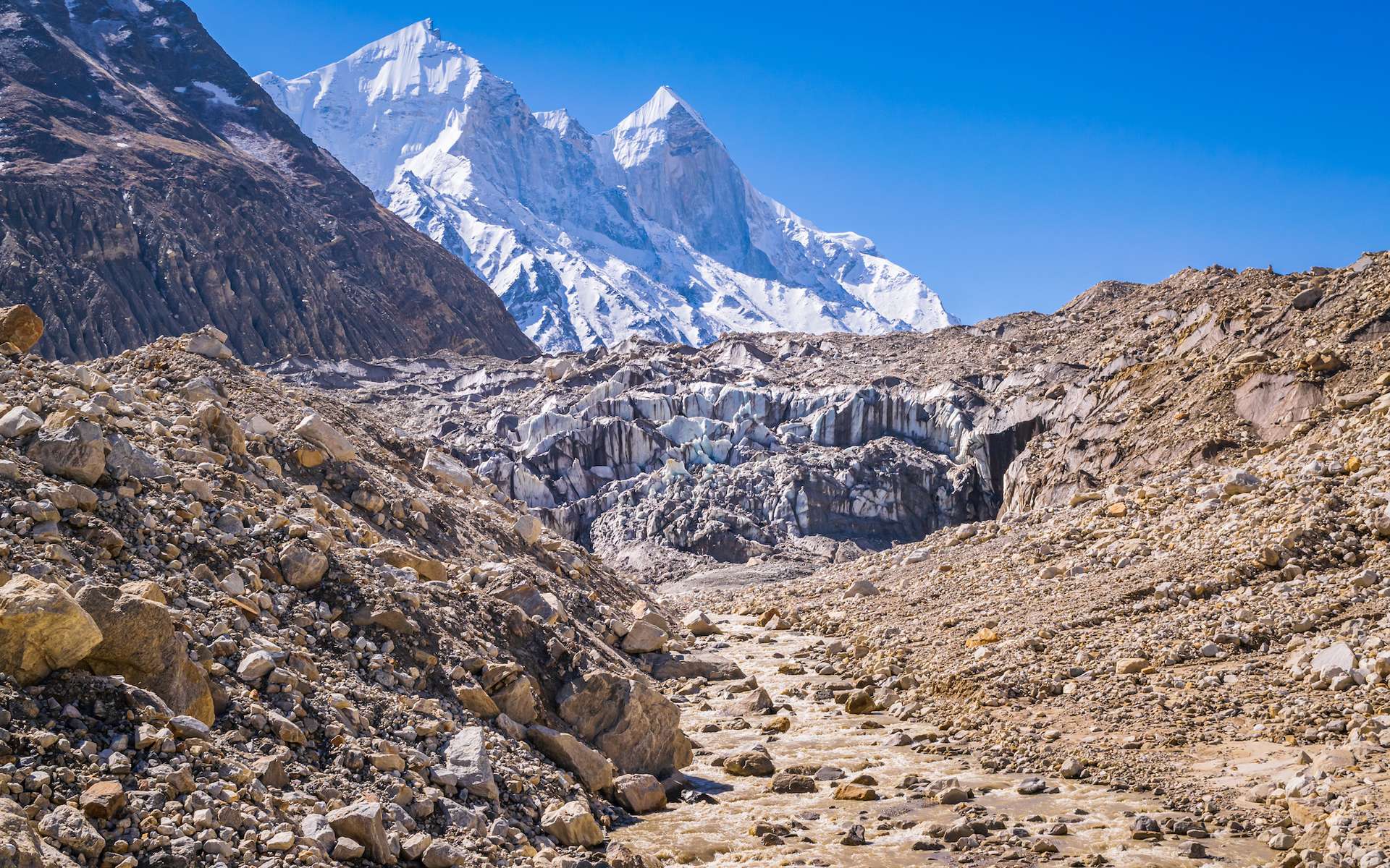 un célèbre village de sherpas au pied de l’everest a été détruit par la rupture spectaculaire d’un lac glaciaire