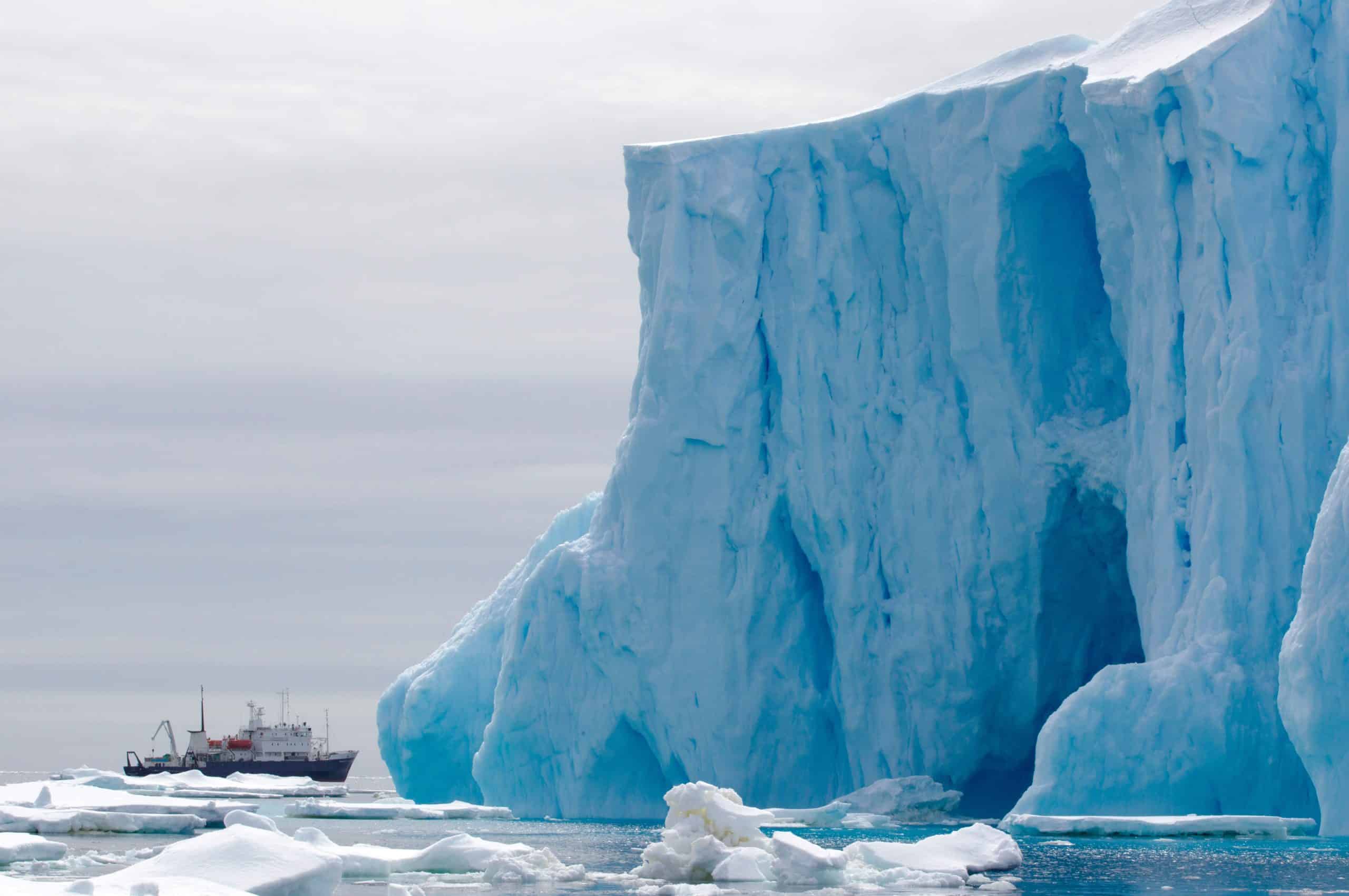 Un iceberg qui fait 33 fois la taille de Paris fonce sur une île britannique, c’est une catastrophe pour la planète