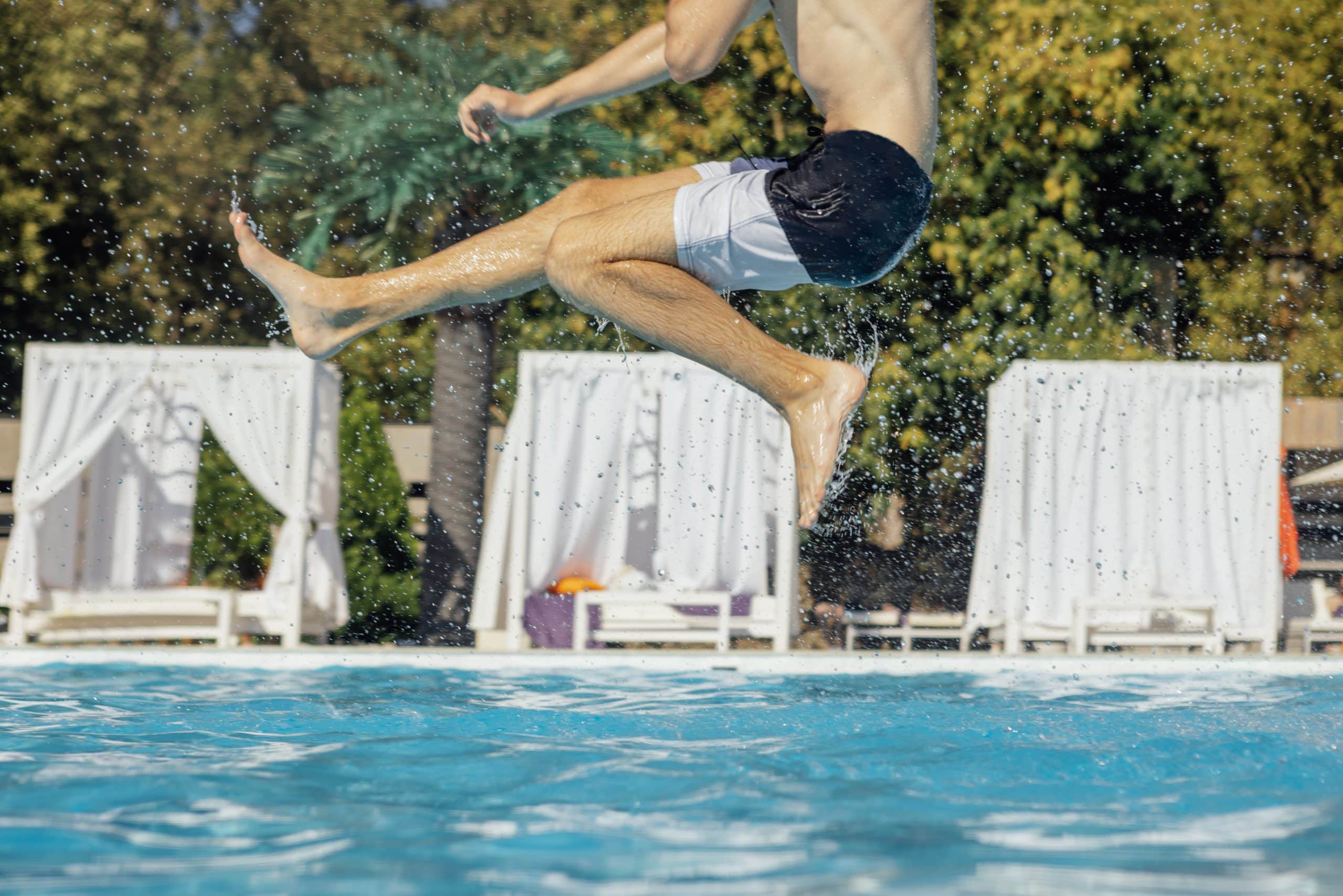 Un squatteur fait un plouf dans la piscine d'une copropriété, se blesse gravement et attaque les propriétaires en justice